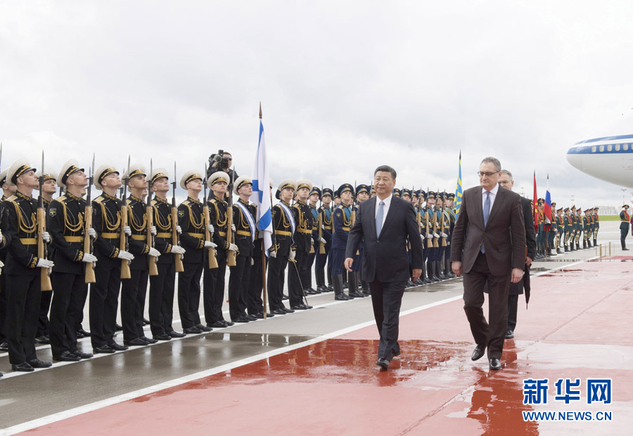 7月3日，國家主席習(xí)近平乘專機(jī)抵達(dá)莫斯科，開始對(duì)俄羅斯聯(lián)邦進(jìn)行國事訪問。這是習(xí)近平出席機(jī)場(chǎng)歡迎儀式。 新華社記者 李學(xué)仁 攝