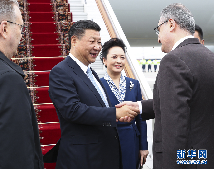 7月3日，國家主席習(xí)近平乘專機(jī)抵達(dá)莫斯科，開始對(duì)俄羅斯聯(lián)邦進(jìn)行國事訪問。這是習(xí)近平和夫人彭麗媛受到俄羅斯政府高級(jí)官員熱情迎接。新華社記者 謝環(huán)馳 攝 
