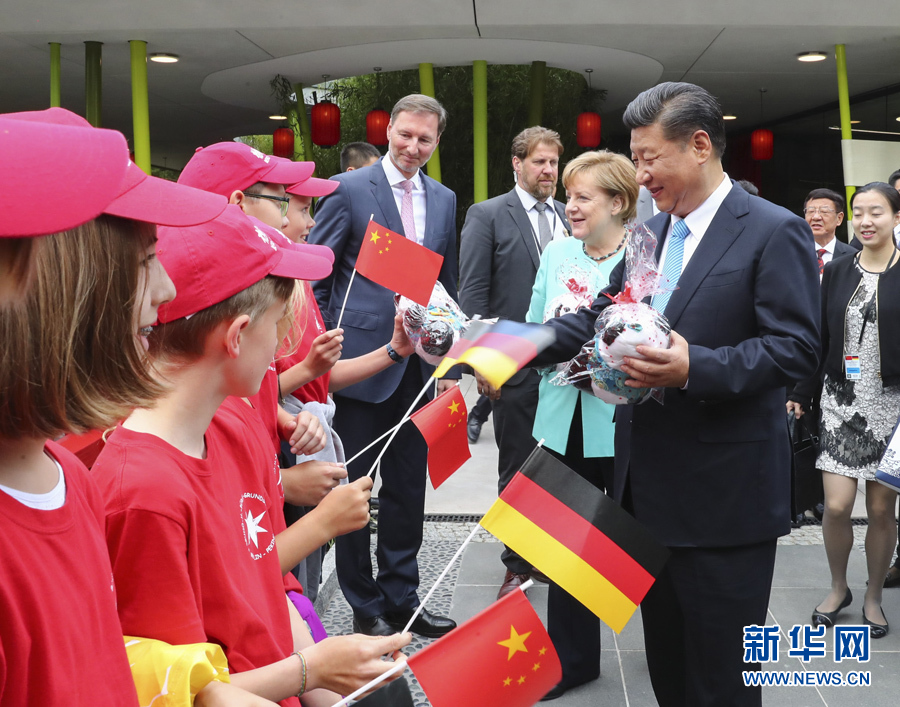 7月5日，國家主席習(xí)近平同德國總理默克爾共同出席柏林動(dòng)物園大熊貓館開館儀式。這是習(xí)近平向現(xiàn)場的孩子們贈(zèng)送大熊貓毛絨玩具。 新華社記者謝環(huán)馳 攝