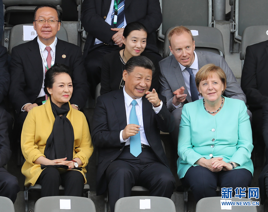 7月5日，國家主席習(xí)近平在柏林同德國總理默克爾共同觀看中德青少年足球友誼賽。這是習(xí)近平和夫人彭麗媛同默克爾在看臺上。 新華社記者 王曄攝
