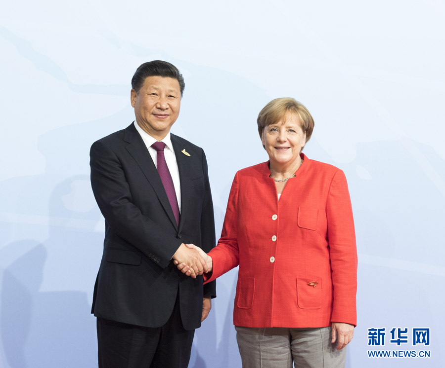 7月7日，二十國集團領導人第十二次峰會在德國漢堡舉行。國家主席習近平出席并發表題為《堅持開放包容　推動聯動增長》的重要講話。這是峰會開始前，習近平受到德國總理默克爾迎接。新華社記者 李學仁 攝 