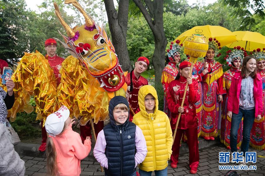 (國際)(8)莫斯科動物園為大熊貓“如意”和“丁丁”慶生