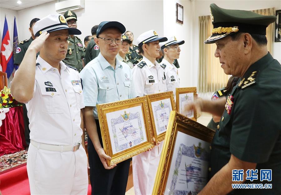 （國際）中國軍醫專家組獲柬埔寨“和平騎士勛章”