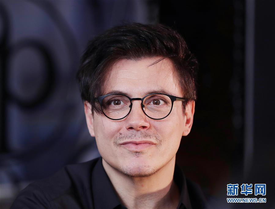 （國際·圖文互動）（6）通訊：手牽手，我們共同驅散陰霾——法國音樂人創作抗疫歌曲背后的故事