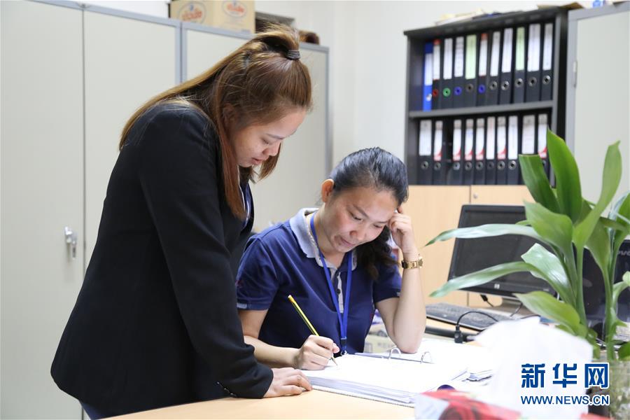 （國際·圖文互動）（1）通訊：“信守承諾，一諾千金”——一個老撾女孩在中國企業的十年成長史