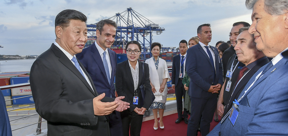 習(xí)近平和希臘總理米佐塔基斯共同參觀中遠(yuǎn)海運比雷埃夫斯港項目